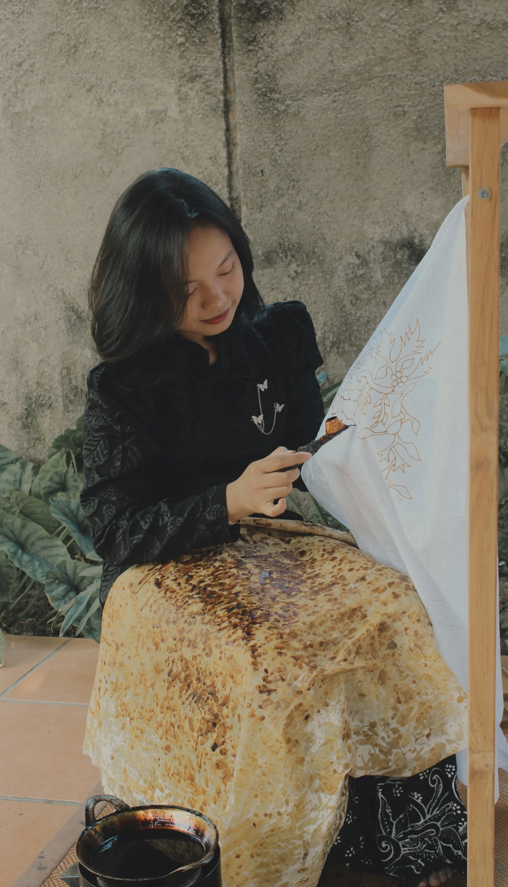 Bunga Citra Lestari - Ocha drawing wax onto cloth with a canting